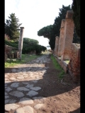 06685 ostia - regio i und iv - via del pomerio - bli ri sueden - re porticus der taberne dei pescivendoli (iv,v,1).jpg